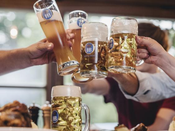 Anstossen, Gruppe, Bierkrug